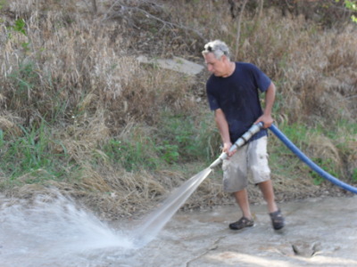 Exposing dinosaur footprints in the Paluxy River